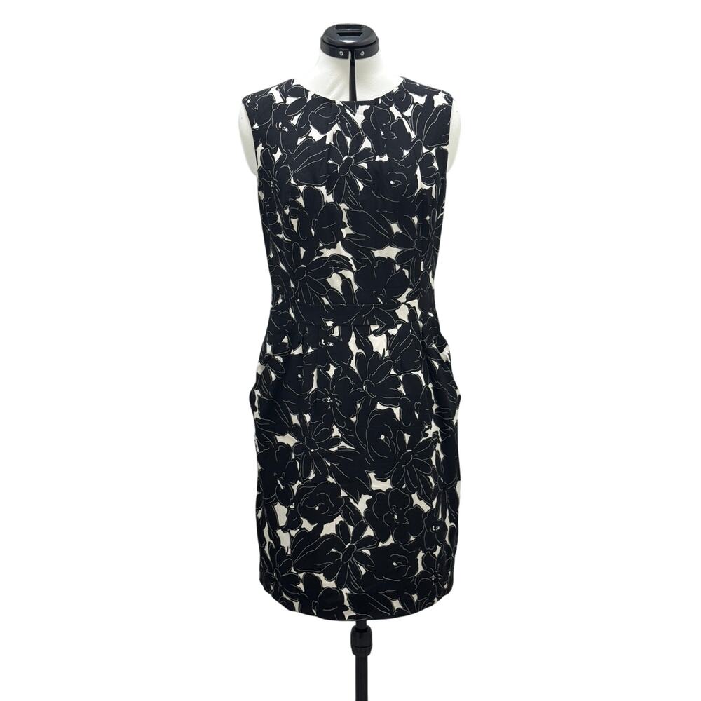 OSCAR DE LA RENTA 10 BLACK AND WHITE FLORAL STRETCH SILK SLEEVELESS SHIFT DRESS